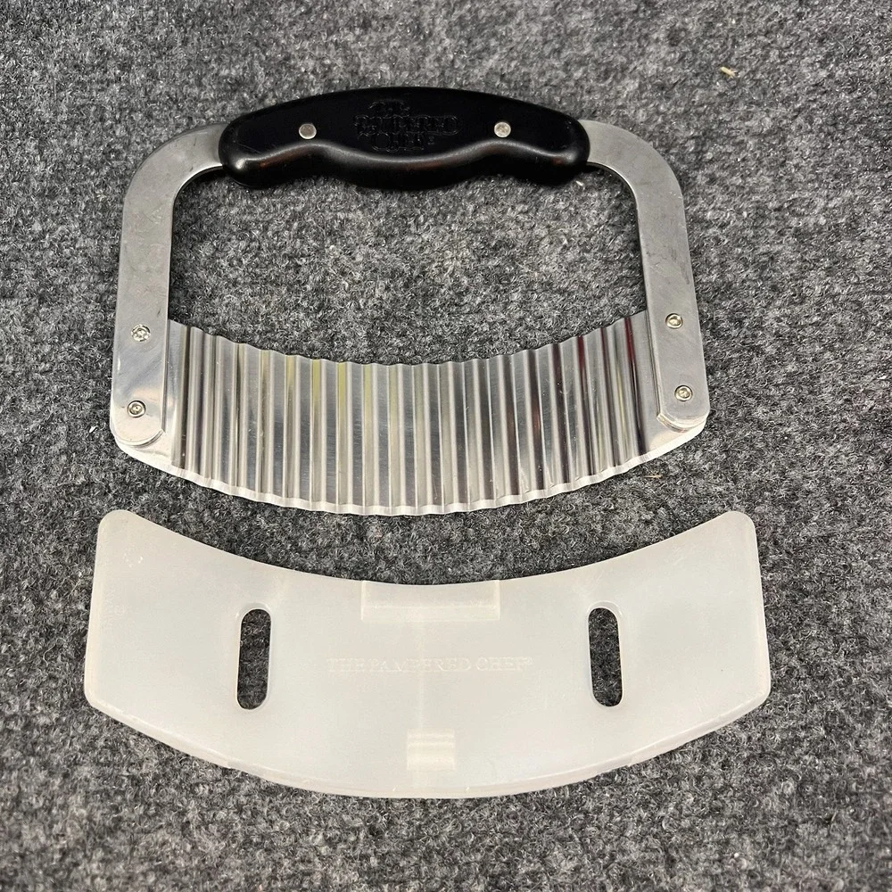 Pampered Chef 1089 Crinkle Cutter Wavy Chopper With Blade Guard / Cover